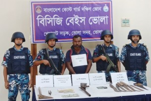 দৌলতখানে আগ্নেয়াস্ত্রসহ ডাকাত সিরাজ বাহিনীর সদস্য গ্রেপ্তার
