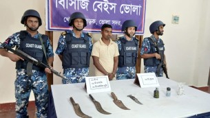 ভোলায় ৩টি গ্রেনেড ও ধারালো অস্ত্রসহ সন্ত্রাসী গ্রেপ্তার