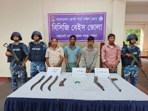 ভোলায় ২টি আগ্নেয়াস্ত্র ও দেশীয় অস্ত্রসহ দুর্ধর্ষ ৪ সন্ত্রাসী গ্রেপ্তার