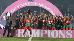 শত অপ্রাপ্তিতেও অদম্য তারা