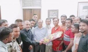 ভোলায় স্বেচ্ছাসেবক দলের ফুলের শুভেচ্ছায় ভালোবাসায় শিক্ত গোলাম নবী আলমগীর