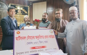 লালমোহনে মৎস্য আহরণকারী নৌযানের অনুমতিপত্র বিতরণের উদ্বোধন