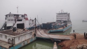 ভোলায় ঘন কুয়াশা ও ডুব চরের  কারণে ফেরি ও যাত্রীবাহী লঞ্চ চলাচল ব্যাহত