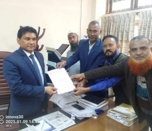 ভোলায় অবৈধ দোকান উচ্ছেদ করে পাবলিক টয়লেট ও ঘাটলা নির্মাণ জন্য স্মারক লিপি প্রদান