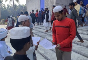 চরফ্যাশনে ইউএনও’র বিরুদ্ধে মানবন্ধনের দাওয়াতি লিফলেট বিতরণ