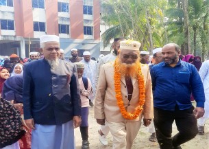 বিদায়ী শিক্ষককে মাইক্রোবাসে বাড়ি পৌঁছে দিলেন শিক্ষার্থী ও সহকর্মীরা