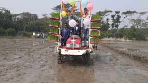 লালমোহনে রাইস ট্রান্সপ্লান্টারের মাধ্যমে ধানের চারা রোপণের উদ্বোধন