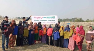 মনপুরায় দুস্থদের মধ্যে শীতবস্ত্র বিতরণ