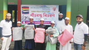 লালমোহনে ক্বওমী মাদ্রাসায় শীতবস্ত্র বিতরণ