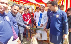 লালমোহনে ২১টি অসহায় পরিবারকে বিভিন্ন সামগ্রী উপহার