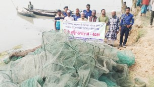 লালমোহনে ১৫ লাখ টাকার অবৈধ জাল আগুনে পুড়িয়ে ধ্বংস