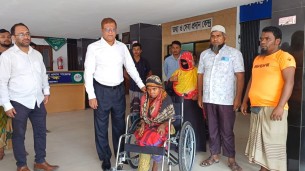 ভোলায় জেলা প্রশাসকের পক্ষ থেকে অসহায় প্রতিবন্ধীদের মাঝে হুইল চেয়ার বিতরণ