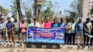 ভোলায় দুই সাংবাদিকদের উপর হামলার প্রতিবাদে মানববন্ধন হামলাকারীদের গ্রেফতারের দাবী