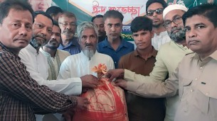 লালমোহনে বৈষম্যবিরোধী আন্দোলনে শহীদ পরিবারের কাছে ঈদ শুভেচ্ছা পৌছে দিল যুবদল