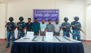 ভোলায় কোস্টগার্ডের অভিযানে অস্ত্রসহ জলদস্যু শাহিন বাহিনীর ৫ সদস্য আটক