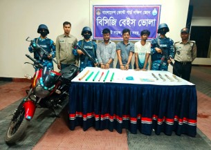 ভোলায় কোস্টগার্ডের যৌথ অভিযানে দেশীয় অস্ত্র ও মাদকসহ ৩ জন আটক
