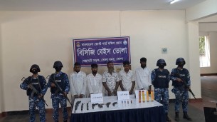 তজুমদ্দিনে আগ্নেয়াস্ত্রসহ পাঁচ ডাকাত আটক