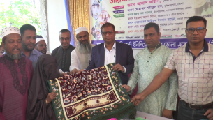 ভোলায় রমজান মাসে ১২০ অসহায় দুস্থ্যকে দেয়া হল জায়নামাজ