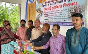 ভোলায় দরিদ্র নারীদের খাদ্য সহায়তা ও কর্মসংস্থানে সেলাই মেশিন বিতরণ