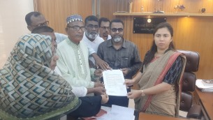 চরফ্যাশনে শিক্ষকের উপর সন্ত্রাসী হামলার প্রতিবাদে মানববন্ধন