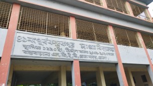 বিদ্যালয়ে ঝুলছে তালা ক্লাশে ঢুকতে শিক্ষার্থীদের দির্ঘ সময় অপেক্ষা