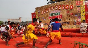বর্ষবরণের উৎসবের উচ্ছ্বাসে মেতেছে সারা দেশ