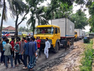 ভোলা থেকে ঢাকায় নেয়ার পথে সিএনজি গ্যাস পরিবহনের ৪টি গাড়ি আটকে দিলো ছাত্র জনতা