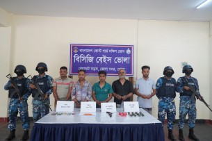 ভোলায় কোস্টগার্ডের অভিযানে আগ্নেয়াস্ত্র  হাতবোমা ও ইয়াবাসহ ৫ দুর্ধষ  সন্ত্রাসী গ্রেফতার