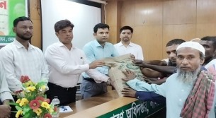 লালমোহনে প্রান্তিক কৃষকদের মাঝে বিনামূল্যে সার-বীজ বিতরণ