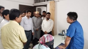 লালমোহন রোগী কল্যান সমিতি ফান্ড থেকে ঔষুধ সরবরাহ করলেন ইউএনও মো শাহ আজিজ
