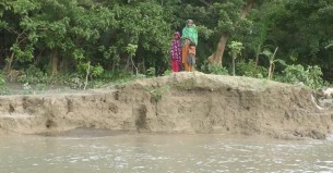 বর্ষার আগেই তেঁতুলিয়ায় তীব্র ভাঙন, ভিটে হারিয়ে দিশাহারা মানুষ