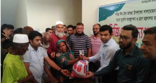লালমোহন পৌরসভায় দুস্থদের মাঝে ভিজিএফ এর চাল বিতরণ
