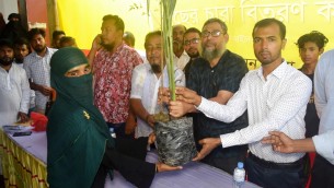 জলবায়ু পরিবর্তনের প্রভাব থেকে রক্ষায় চরফ্যাসনে ১৪ হাজার গাছ বিতরণ