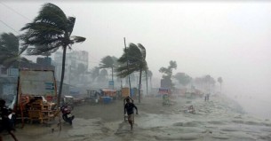 চার সমুদ্র বন্দরে ৩ নম্বর সতর্ক সংকেত