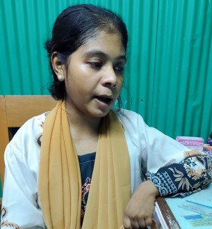 চরফ্যাশনে বিয়ের দাবিতে প্রেমিকের বাড়িতে ভোলার মেয়ে ছাত্রনত্রেী তাহসিনের অনশন