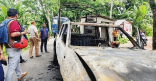 গোপালগঞ্জে মুখোশ পরে পুলিশের গাড়িতে আগুন, আহত ৫