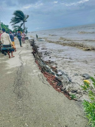 উপকূলজুড়ে ভাঙন আতঙ্কে উপকূলের হাজারো মানুষ, সংস্কারে নেই বরাদ্দ