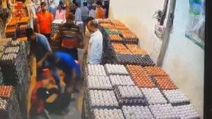 ফিল্মি স্টাইলে ডিম বিক্রেতার ওপর হামলা, গ্রেফতার ৩