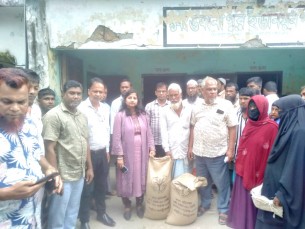 দৌলতখানে ঝড়ে ক্ষতিগ্রস্তদের মাঝে চাল বিতরণ