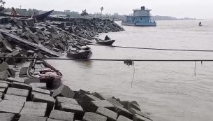 ভোলায় ৫ দিন ধরে টানা ১০ নৌ রুটে লঞ্চ সি-ট্রাক চলাচল বন্ধ
