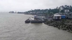 ভোলায় বৈরী আবহাওয়া মুশুলধারে বৃষ্টি ৪  দিন ধরে টানা ১০ নৌ রুটে লঞ্চ সি-ট্রাক চলাচল বন্ধ