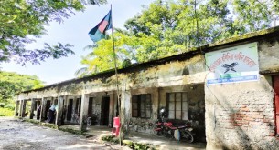 শিক্ষার্থীরা জীবনের ঝুঁকি নিয়ে জরাজীর্ণ মাদরাসা ভবনে ক্লাস করছেন
