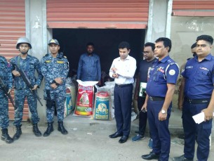 লালমোহনে সরকারি চাল নামিদামি ব্রান্ডের নকল বস্তায় ভরে বিক্রি, লাখ টাকা জরিমানা