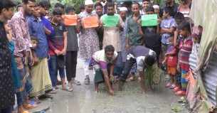 দৌলতখানে সড়কে গর্ত-কাদাপানি দুর্ভোগে তিন গ্রামের মানুষ