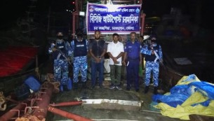 ভোলার চরফ্যাসনে ৬টি অবৈধ আর্টিসনাল ট্রলিং বোট জব্দ
