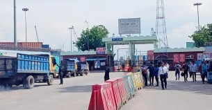 শ্রমিকদের কর্মবিরতিতে অচল চট্টগ্রাম বন্দর