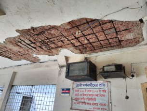 লালমোহনে উপজেলা স্বাস্থ্য কমপ্লেক্স এখন নিজেই রোগী