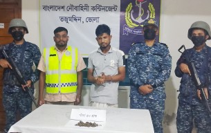 তজুমদ্দিনে নৌবাহিনীর অভিযানে গাঁজাসহ বিক্রেতা আটক