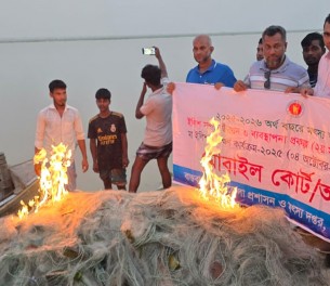 মনপুরার মেঘনায় নিষেধাজ্ঞা উপেক্ষা করে মাছ শিকার, তিন জেলে আটক