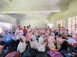 মনপুরায় ৩১ দফা বাস্তবায়নে শিক্ষার্থীদের মাঝে লিফলেট বিতরণ